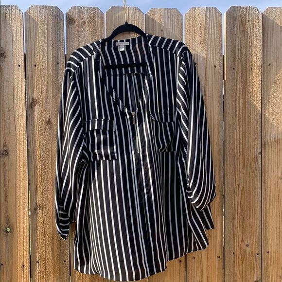 Take 50% OFF- Cato Women’s V-neck Blouse Striped, Size-26/28W - Picture 1 of 9